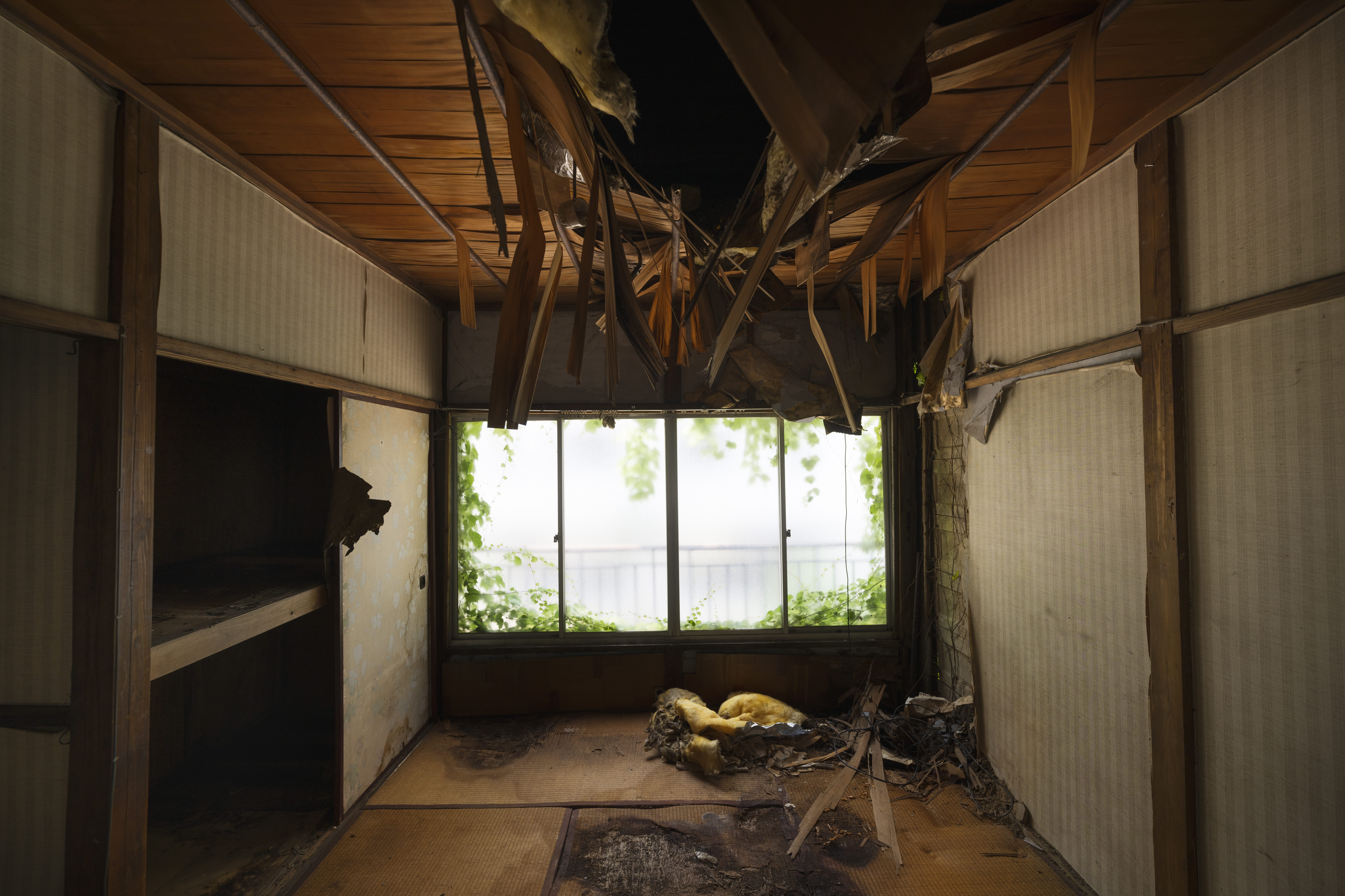 fondo-interior-desordenado-casa-embrujada