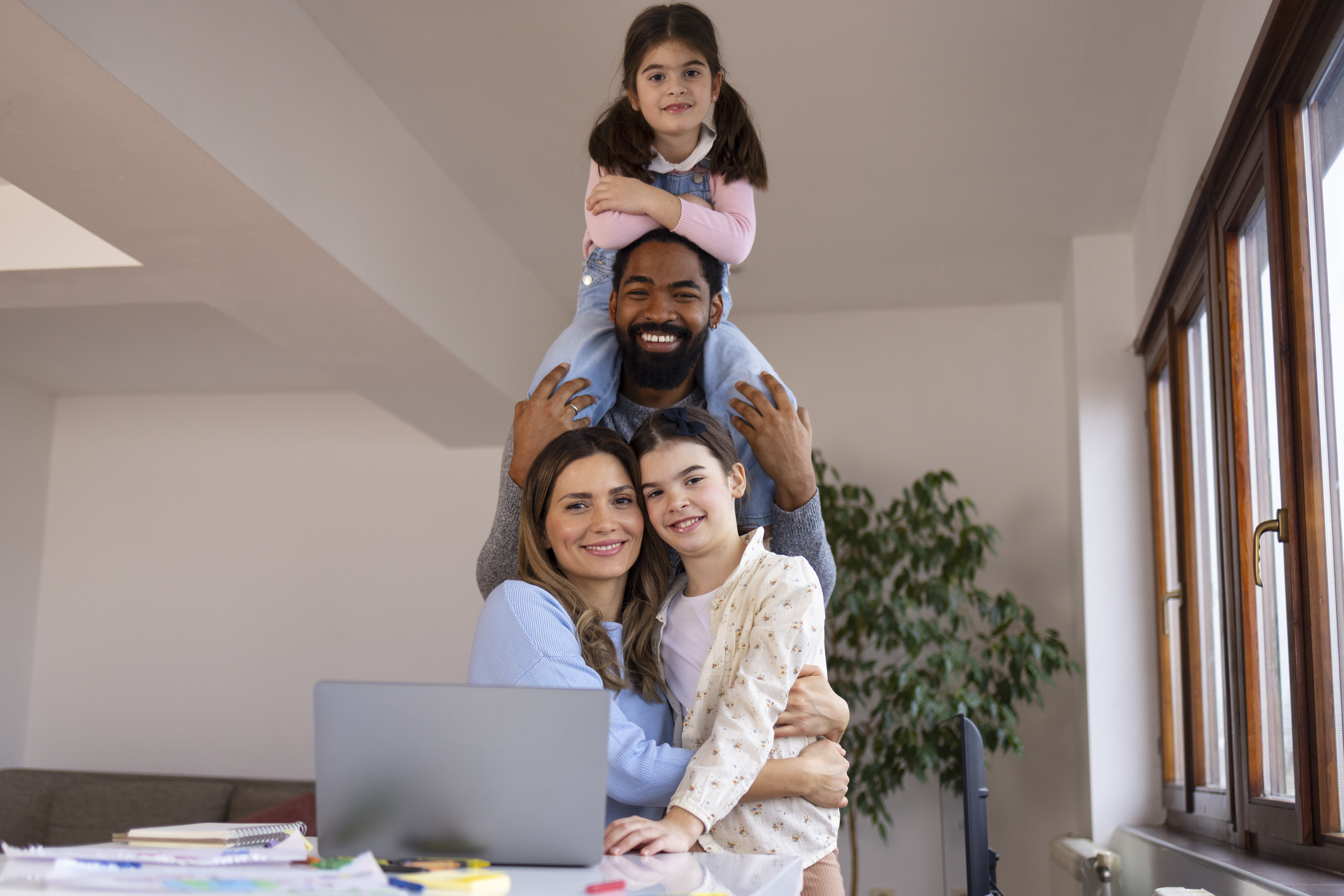 vista-frontal-familia-con-ninos-en-casa