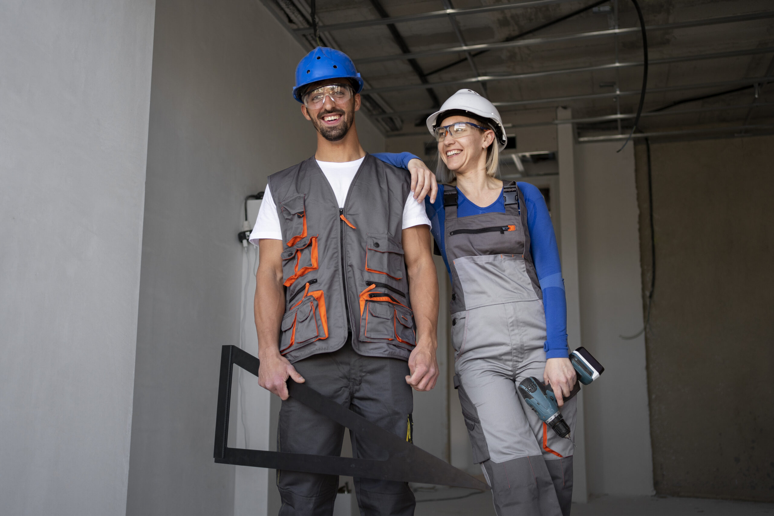 gente-sonriente-con-cascos