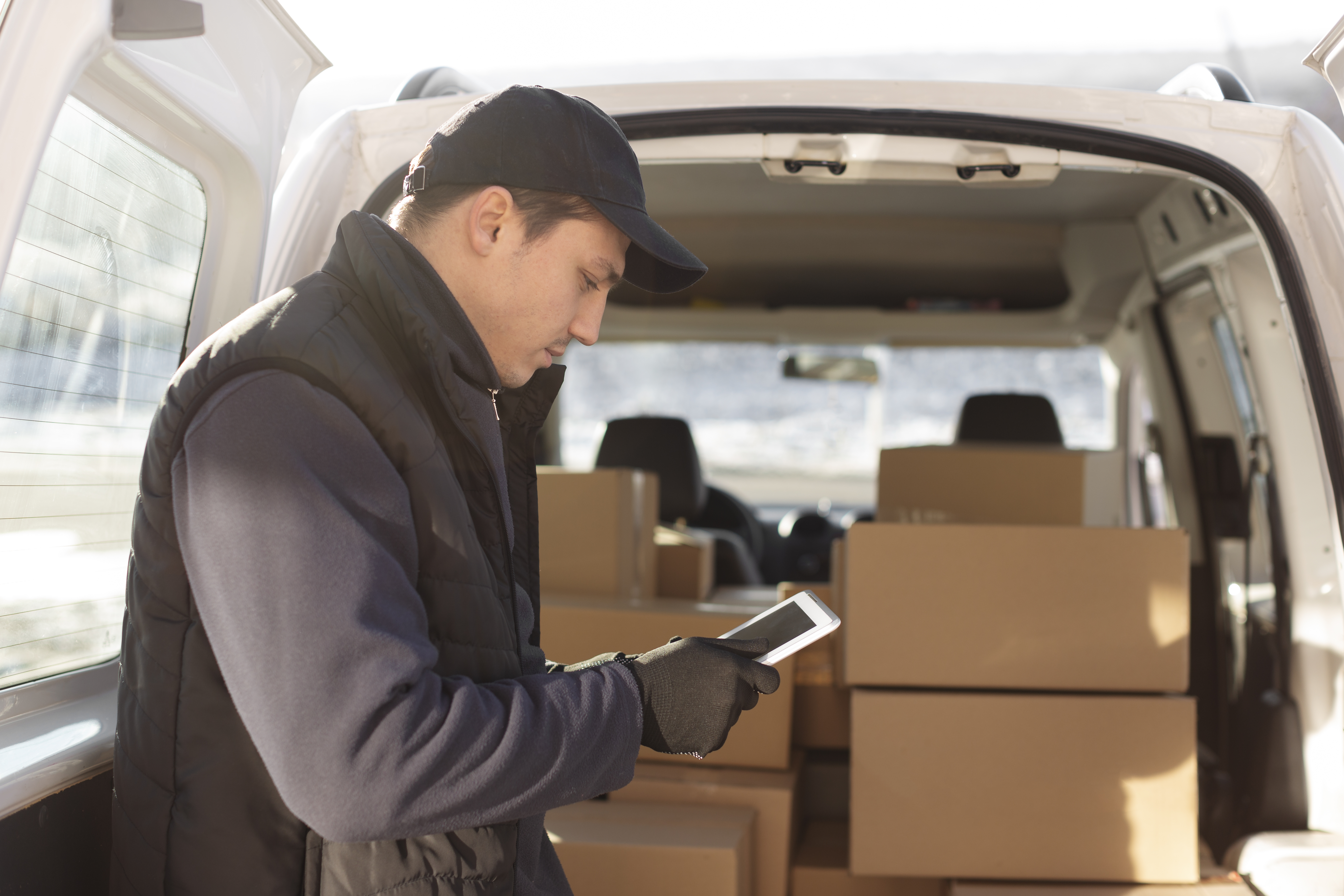 mensajero-haciendo-trabajos-de-logistica (1)